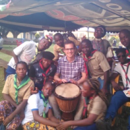 Apprentissage du rythme africain avec les scouts !