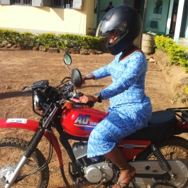 La femme guinéenne à moto !